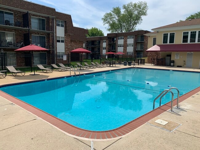 Pool - Randolph Square Apartments