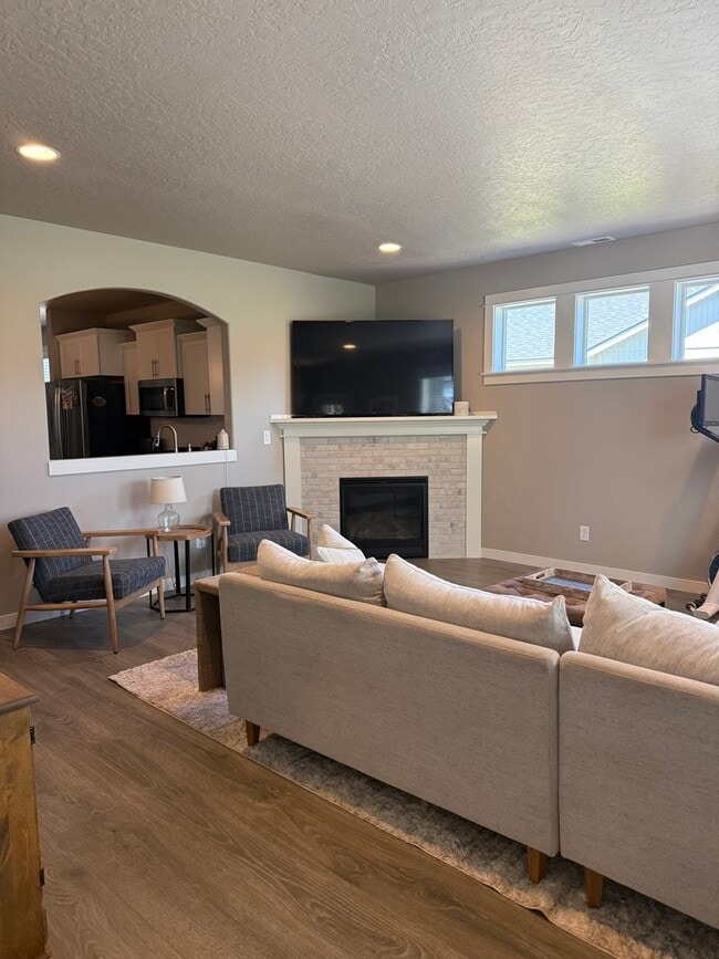 Photo - Beautiful 4-bdr with Bonus Loft and 3-car garage in Sisters!