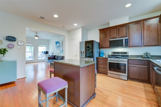 Photo - 2206 Naomi St