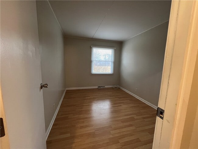 Photo - 103 Renwick Ln