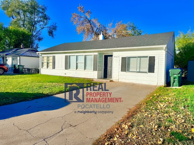 Photo - 5 bed 1.5 bath house - Pet Friendly