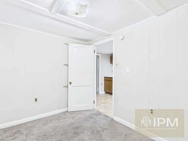 Photo - 607 W Broadway Unit Rear bottom #2R