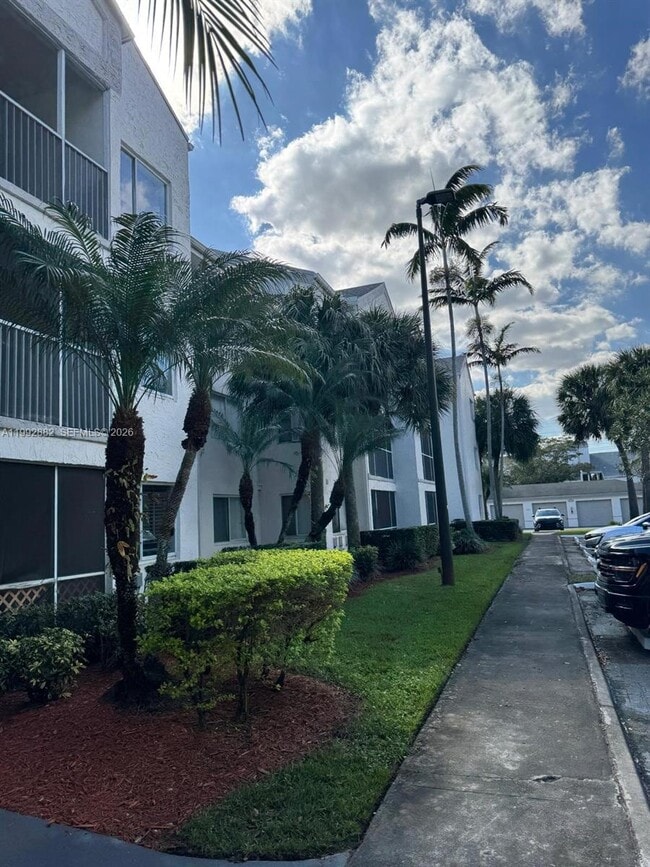 Photo - 320 NE 12th Ave Unidad 703