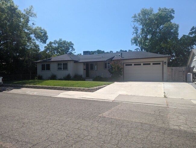 Spacious 3 Bedroom 2 Bath - Spacious 3 Bedroom 2 Bath House