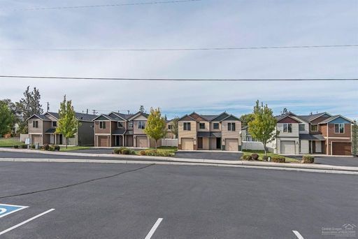 Building Photo - Redmond Townhome