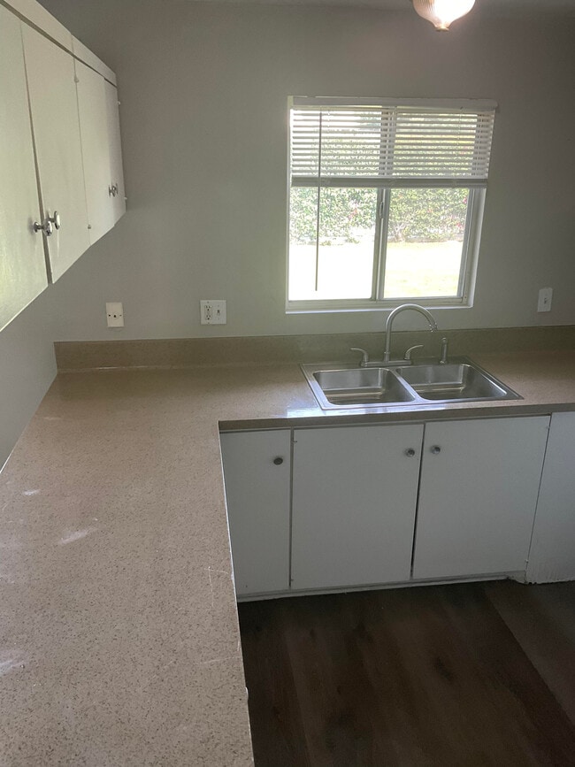 Building Photo - 1935 Linden W St Unit 4