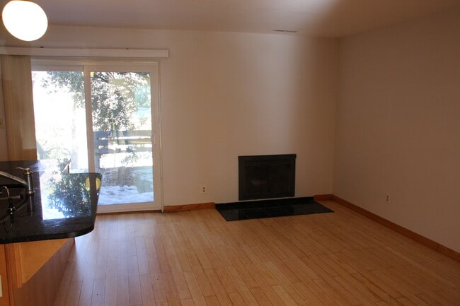 Photo - 670 Lockesley Ter