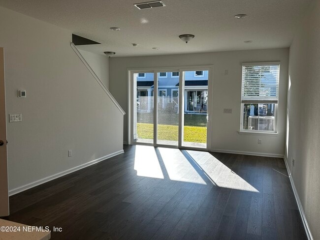 Photo - 33 Thurnham Ln