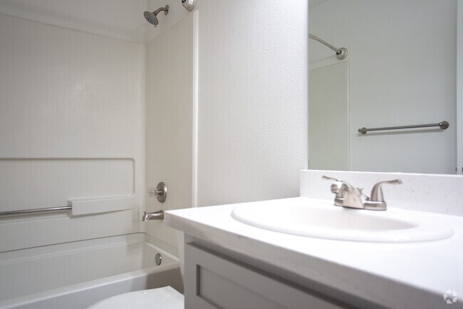 2BR, 2BA-872 SF