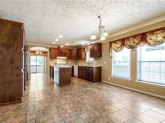 Building Photo - 4850 Pauline Dr