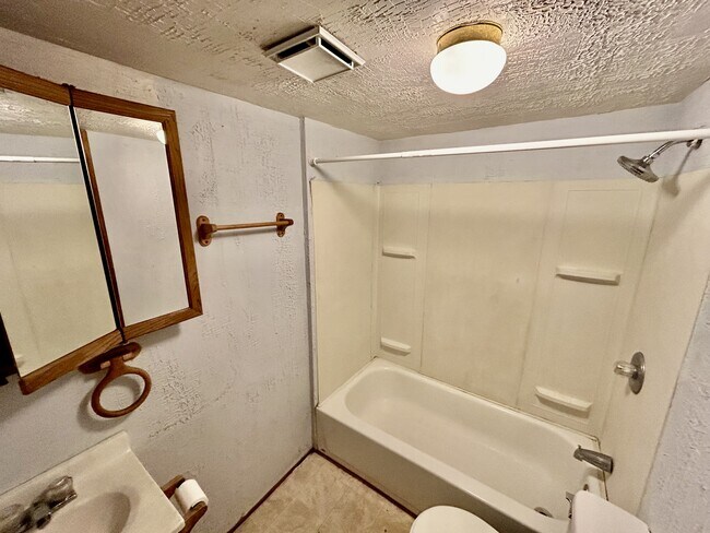 Photo - 208 MAIN,