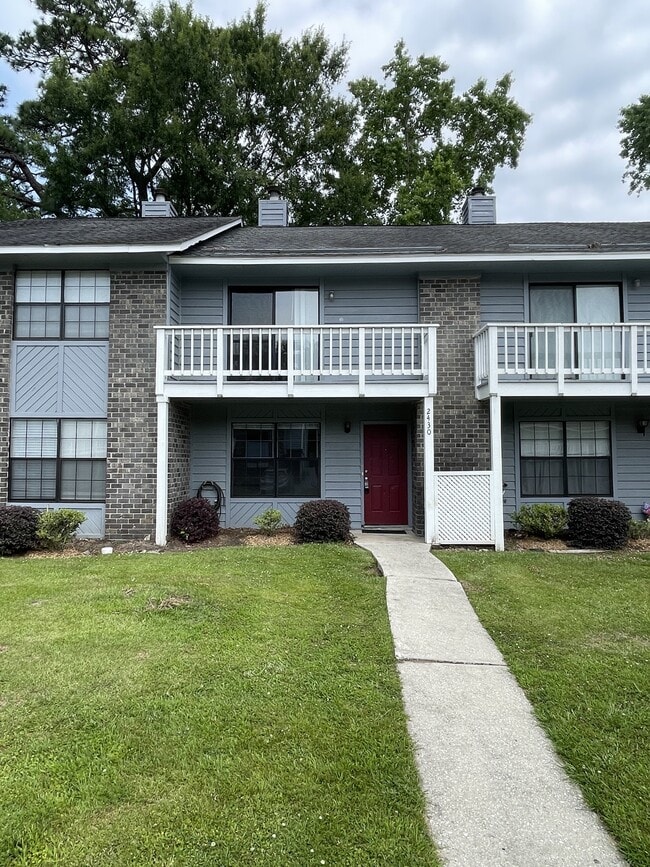 Building Photo - 2430 Woodstock Ave