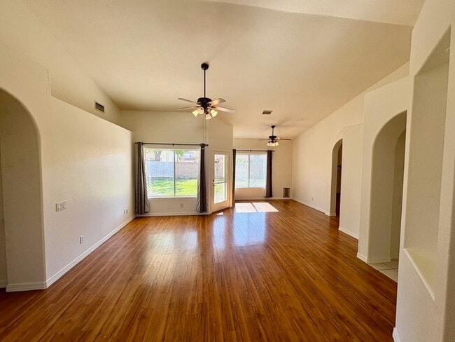 Photo - 1727 W Oakland St