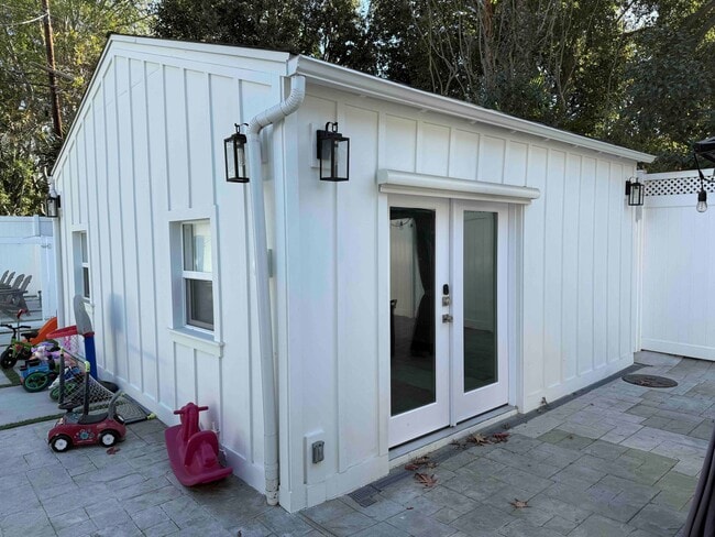 Building Photo - 4226 Stern Ave Unit Private ADU