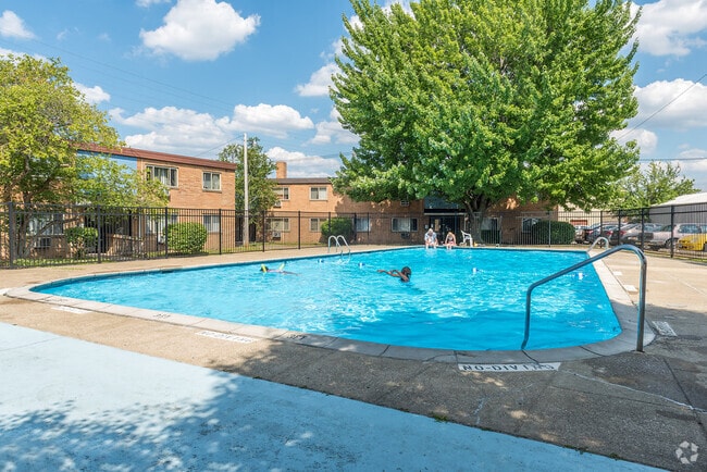 Lakewood Club Pool - AIY Lakewood Area Apartments