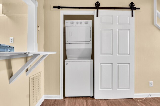 Photo - Colonial Court Apartments