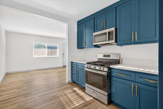 Building Photo - 1078 E 7th St Unit 06 Rental