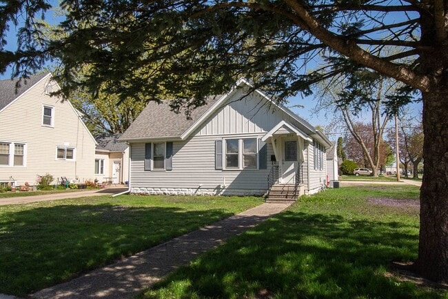 Building Photo - Adorable Austin home on corner lot with 2-car garage!