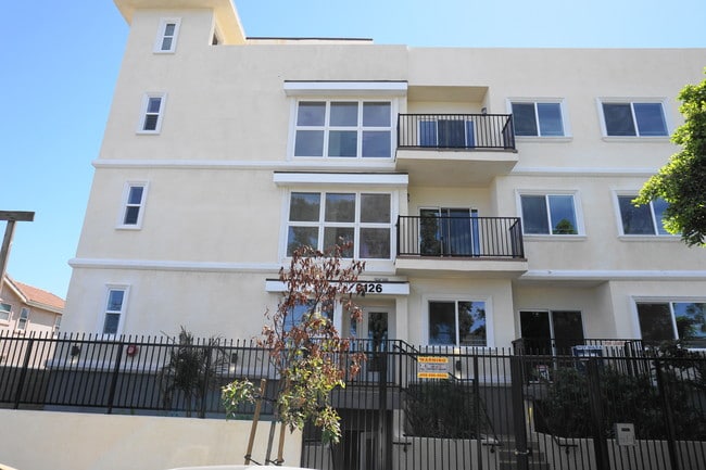 Building Photo - 9126 Langdon Ave Unit 303