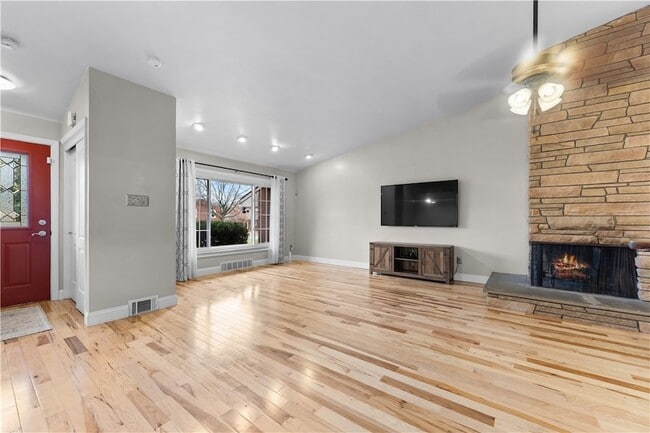 Photo - 1274 Folkstone Dr