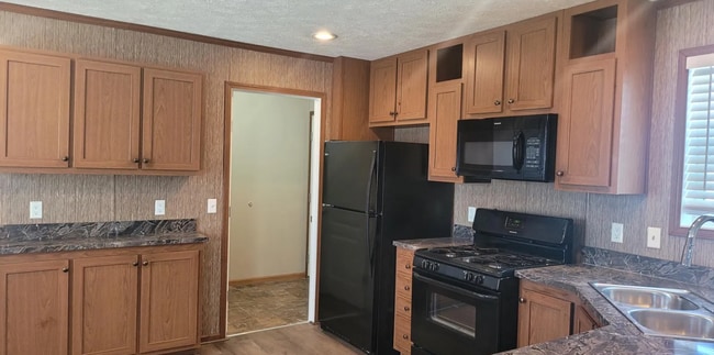 Photo - 300 Hunt Club Dr