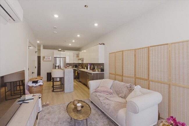 Photo - 948 W Sunnyside Ave Unit 214