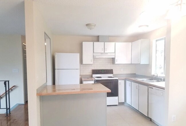 Building Photo - Desired NE Tacoma Community