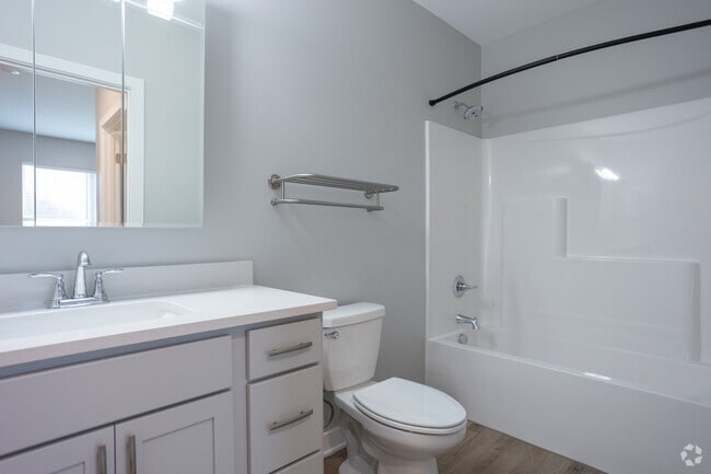 2BR, 2BA - 858SF - Bathroom 2