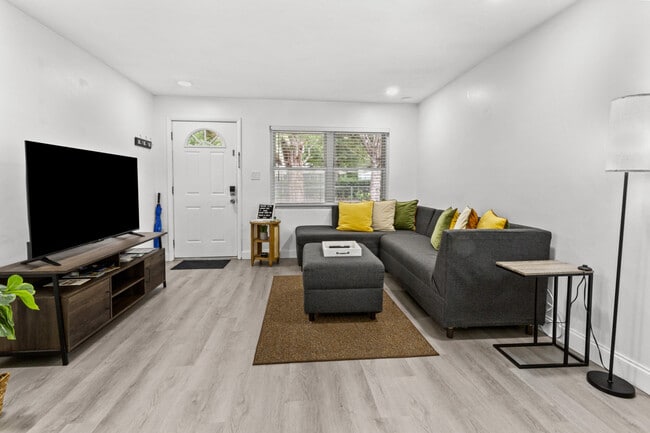 Building Photo - 3204 NW 10th St Unit ID1359128P