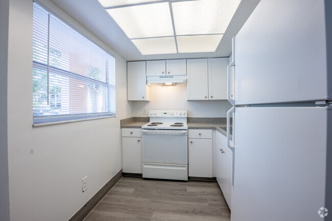 1BR, 1BA - 700SF - Kitchen