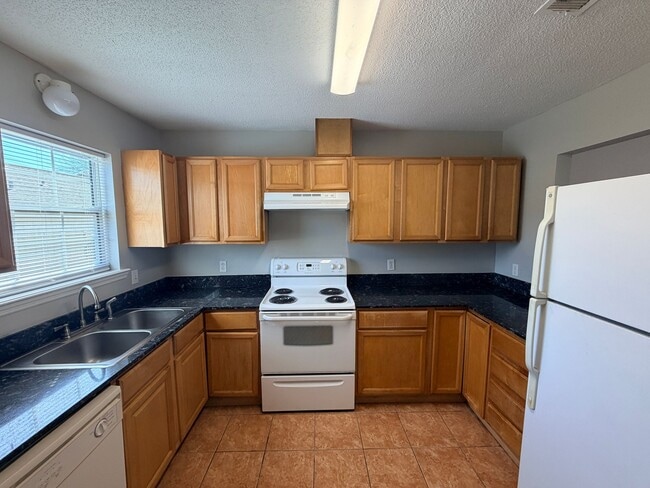 Photo - 2 bed/ 2.5 bathroom townhome in Remerton, GA Unit 372 - D2