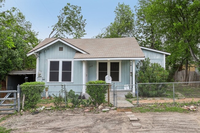 Building Photo - Vintage Woodlawn!!