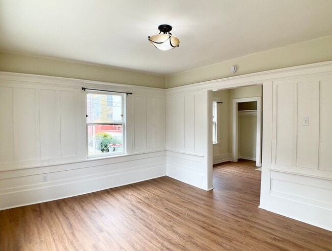 Building Photo - TOP FLOOR, Corner Studio. Hardwood Floors!... Unit 498 Rental
