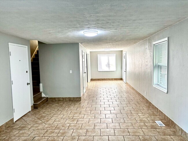 Photo - Spacious 3-Bed Townhome with Garage in Day...