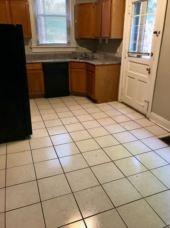 Photo - *** Shadyside Duplex Apartment * Pet Friendly * Spacious & Renovated * Available Now * Modern Fin... Unidad 1