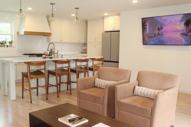 2533 Mark Dr