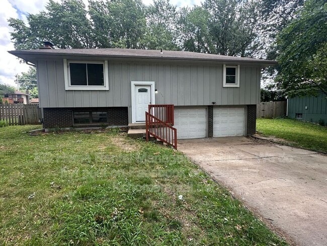 Photo - 424 NE Lakeview Dr