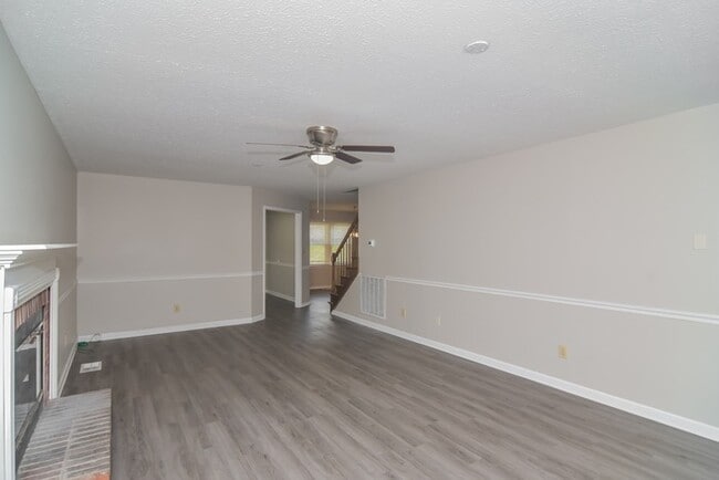 Photo - 415 Congress Dr