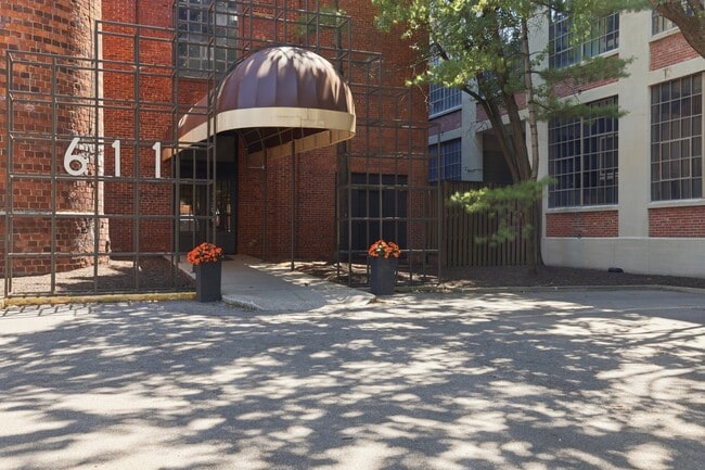 Building Photo - 611 N Park Ave Unit #216