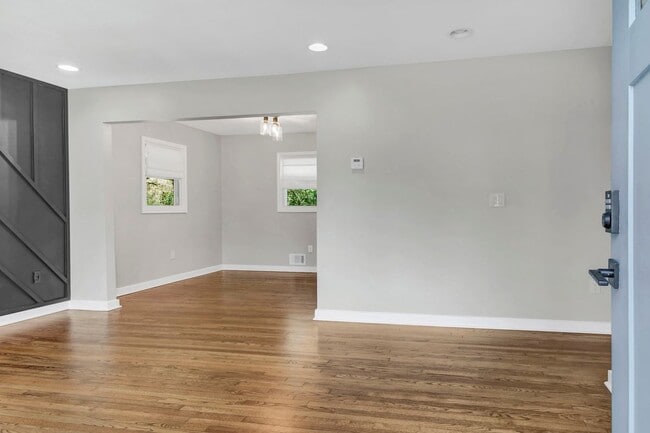 Photo - 2692 Rockcliff Rd SE