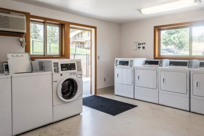 Building Photo - 410 NE Oak St