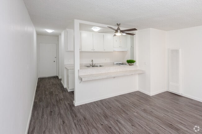 Studio, 1BA - 430 SF
