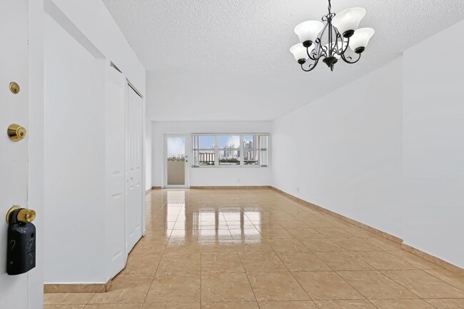 Photo - 401 Golden Isles Dr Unidad 1014