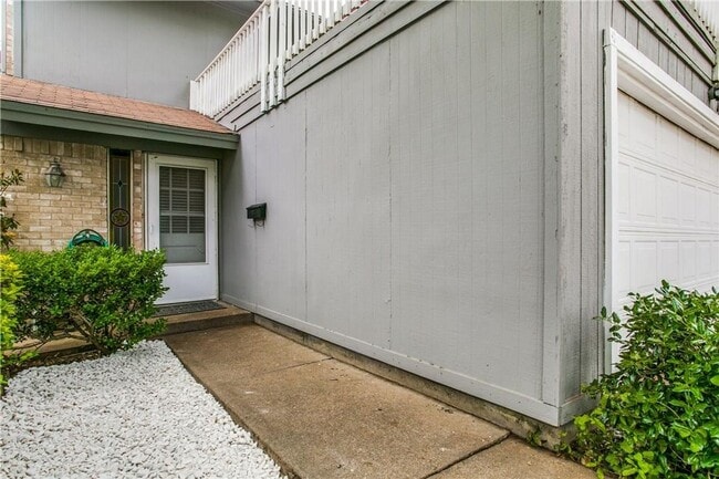 Photo - Beautifully Crafted 2/2.5/2 Town Home in Euless!