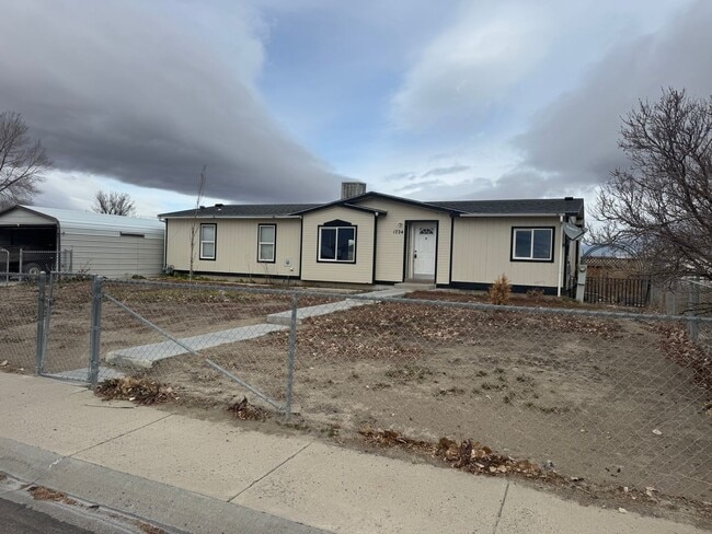 Building Photo - 3 bedroom 2.5 bath home with fenced yard and garage