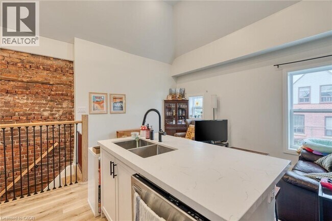 Photo - 64 Oxford St