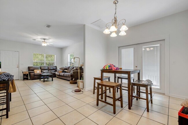 Photo - 829 Dent St House