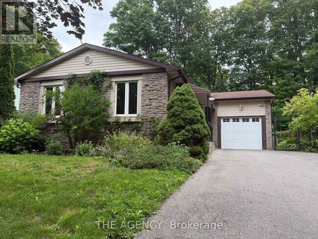 Photo - 323 Waratah Ave