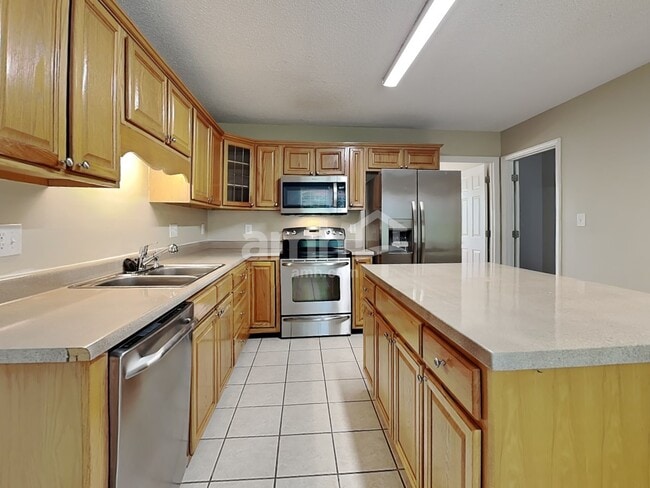 Photo - 400 Wyndham Ave