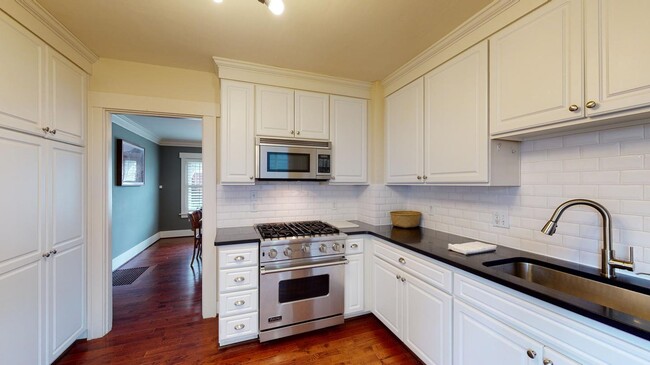 Photo - 812 W Bothwell St